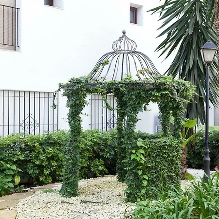 Apartamento Puerto Banus. Urb Jardines Del Puerto. For Up To 6 *