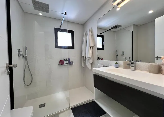 Jardines Del Puerto For Up To 6, Totally Refurbished 2025, Gardens, Pools, Garage, Wifi ماربيا