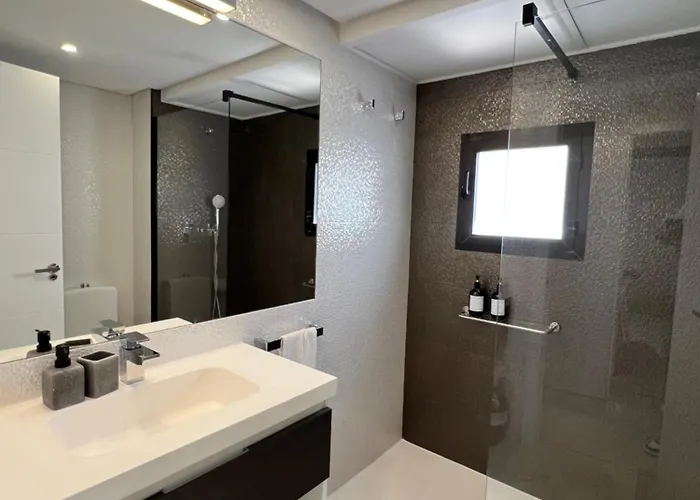 Jardines Del Puerto For Up To 6, Totally Refurbished 2025, Gardens, Pools, Garage, Wifi شقة ماربيا